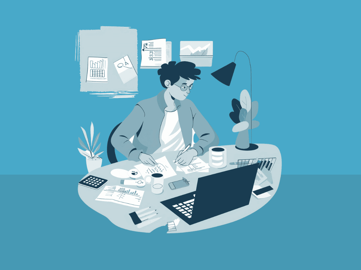 Hahmopiirros henkilöstä istumassa työpöydän ääressä paperikasoja ja kannettava tietokone edessään, kädessä puhelin, taustalla keskustelu- ja rataskuvakkeet.